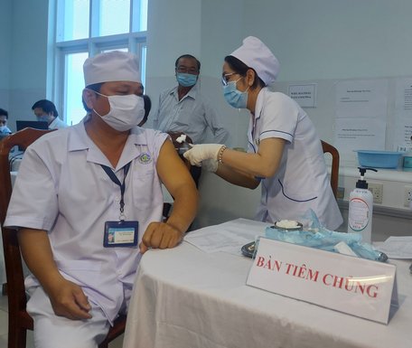 Điều dưỡng Nguyễn Văn Võ- Trưởng khoa Kiểm soát Nhiễm khuẩn là người tiêm mũi tiêm vắc xin đầu tiên.