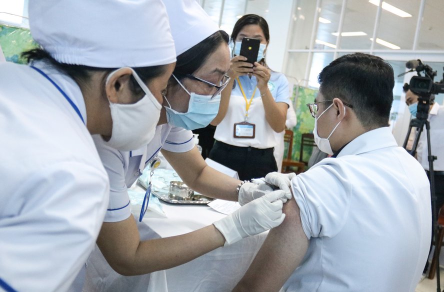 Nữ hộ sinh Bùi Thị Mỹ Linh- người thực hiện mũi tiêm đầu tiên chia sẻ kinh nghiệm tiêm cho các nhân viên y tế khác.