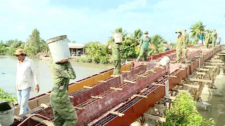 Lực lượng dân quân huyện Long Hồ và nhân dân 2 ấp Phước Yên A và Phước Yên B cùng xây cầu Phước Yên.