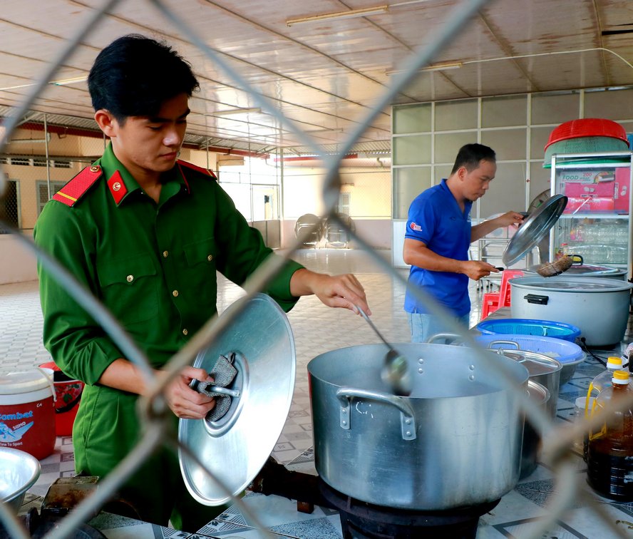Tranh thủ ngày nghỉ cuối tuần, từ sáng sớm, các chiến sĩ Đoàn Thanh niên Công an TX Bình Minh bắt tay vào việc nấu nước mát.
