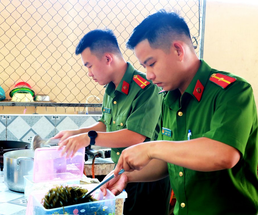 Tranh thủ ngày nghỉ cuối tuần, từ sáng sớm, các chiến sĩ Đoàn Thanh niên Công an TX Bình Minh bắt tay vào việc nấu nước mát.