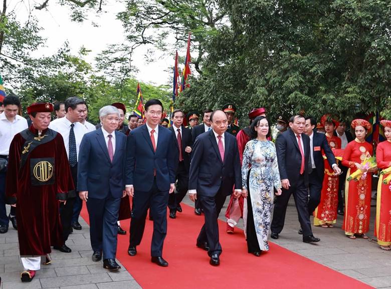  Chủ tịch nước Nguyễn Xuân Phúc và các lãnh đạo đảng, Nhà nước dâng hương tại điện Kính Thiên (đền Thượng). (Ảnh: Thống Nhất/TTXVN)