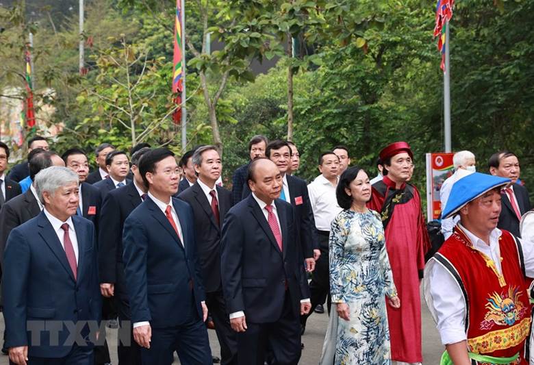  Chủ tịch nước Nguyễn Xuân Phúc và các lãnh đạo đảng, Nhà nước dâng hương tại điện Kính Thiên (đền Thượng). (Ảnh: Thống Nhất/TTXVN)