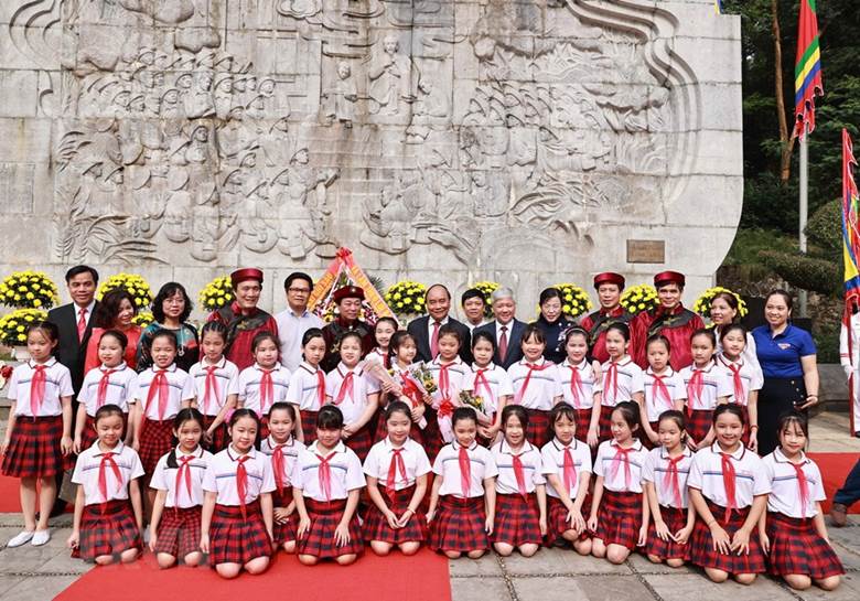  Chủ tịch nước Nguyễn Xuân Phúc với các đại biểu và thiếu nhi tại bức Phù điêu có hình tượng Bác Hồ nói chuyện với các chiến sỹ Đại đoàn quân Tiên phong. (Ảnh: Thống Nhất/TTXVN)