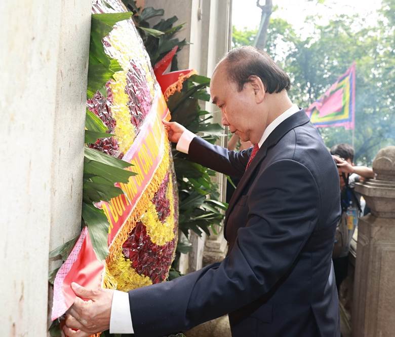  Chủ tịch nước Nguyễn Xuân Phúc đặt vòng hoa tại Lăng Hùng Vương. (Ảnh: Thống Nhất/TTXVN)