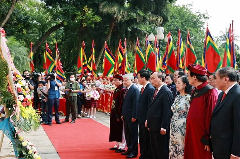  Chủ tịch nước Nguyễn Xuân Phúc dâng hoa tại bức Phù điêu có hình tượng Bác Hồ nói chuyện với các chiến sỹ Đại đoàn quân Tiên phong. (Ảnh: Thống Nhất/TTXVN)