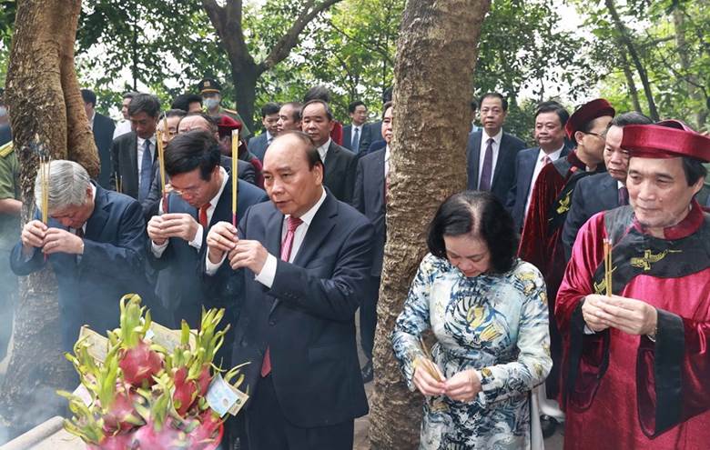  Chủ tịch nước Nguyễn Xuân Phúc dâng hương tại Lăng Hùng Vương. (Ảnh: Thống Nhất/TTXVN)