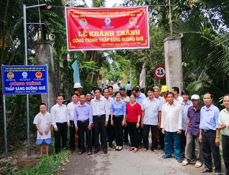 Hội Nông dân tỉnh cùng Điện lực Vũng Liêm, UBND xã Hiếu Thuận và người dân dự lễ khánh thành công trình vào ngày 23/4/2021.