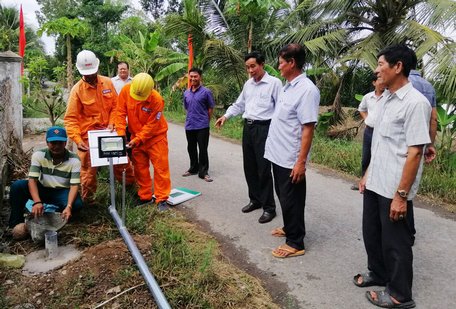 Năm 2021, Hội Nông dân tỉnh phối hợp với Công ty Điện lực Vĩnh Long thực hiện 4 công trình “thắp sáng đường quê”.