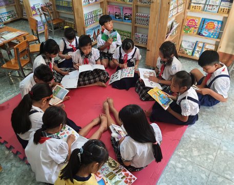Các em học sinh Trường Tiểu học Lục Sĩ Thành A (Trà Ôn) háo hức với phòng đọc sách mới.
