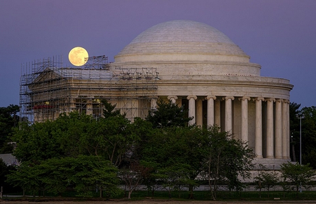 Siêu trăng được chụp tại Đài tưởng niệm Jefferson tại Washington D.C. Ảnh: AP