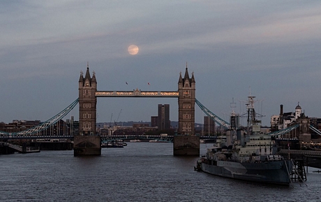 Siêu trăng hồng ẩn sau mây tại London (Anh). Ảnh: Daily Mail
