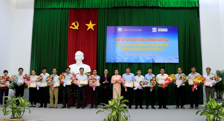 Bà Nguyễn Thị Quyên Thanh- Phó Chủ tịch UBND tỉnh và bà Đoàn Hồng Hạnh-Giám đốc Sở Thông tin- Truyền thông trao giải cho 5 đội đạt giải cao.