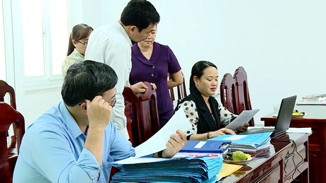 Tổ giúp việc của UBBC tỉnh kiểm tra hồ sơ bầu cử tại Long Hồ. 