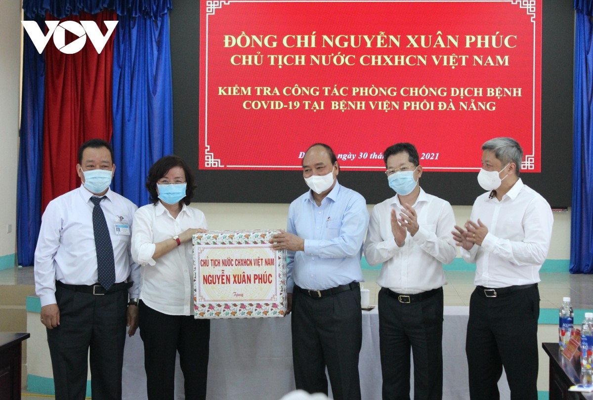 Chủ tịch nước Nguyễn Xuân Phúc tặng quà cho cán bộ, nhân viên y tế thành phố Đà Nẵng.