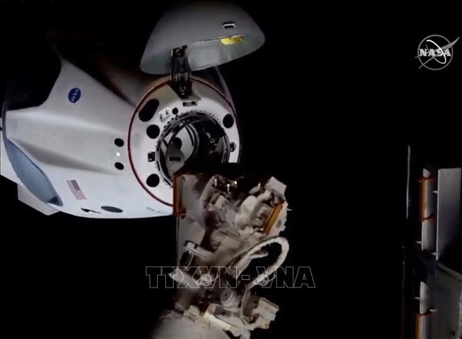 Hình ảnh ghi lại từ Trung tâm của NASA cho thấy tàu vũ trụ Crew Dragon của Tập đoàn SpaceX (Mỹ) đang kết nối với Trạm Vũ trụ quốc tế. Ảnh tư liệu: THX/TTXVN