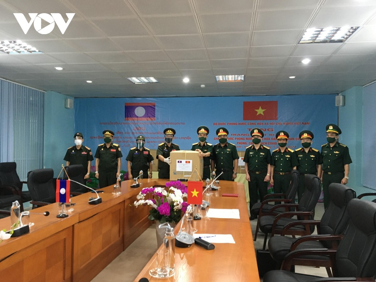 Thiếu tướng Nguyễn Hùng Thắng trao vật tư y tế hỗ trợ quân đội Lào chống dịch
