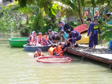 Dịch vụ vui chơi dưới nước ở Khu du lịch Bến Thành- Vinh Sang.