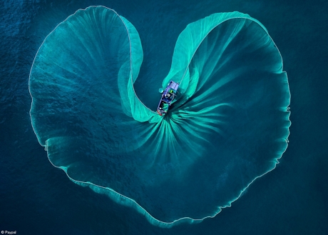 Bức ảnh “Lưới cá” được chọn triển lãm ở hạng mục Bring home on the Harvest (Ngày mùa về nhà) của nghệ sĩ Nguyễn Phước Hoài ghi lại trên vùng biển Phú Yên