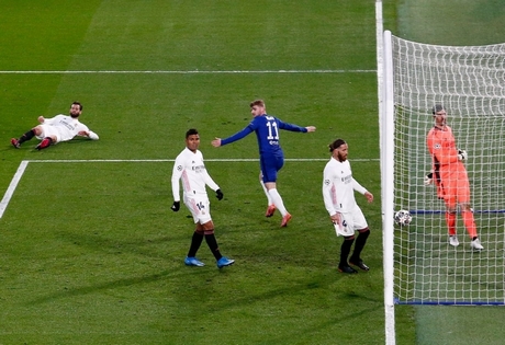 Phút 26, Benzema tung cú dứt điểm rất hay từ ngoài vòng cấm, bóng đi xoáy nhưng thủ môn Mendy đã đổ người cứu thua xuất sắc.