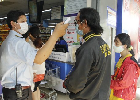 Chợ, siêu thị thực hiện nghiêm các biện pháp phòng chống dịch bệnh.