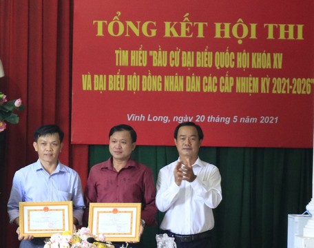 Ông Huỳnh Hoàng Thành- Phó Giám đốc Sở Thông tin và Truyền thông trao giải cho các tập thể và cá nhân đạt giải nhất.