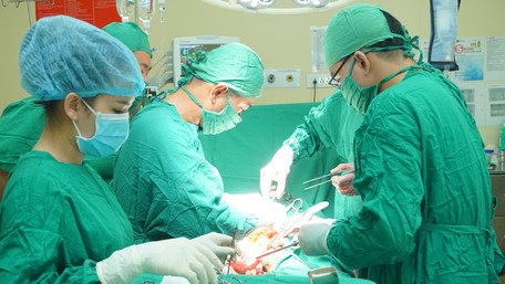 Các bác sĩ phẫu thuật cắt toàn bộ bàng quang chứa khối u và tạo hình bàng quang mới cho bệnh nhân.