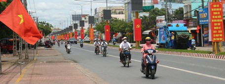 Đường phố đỏ rực cờ, pa nô tuyên truyền hướng về ngày bầu cử.
