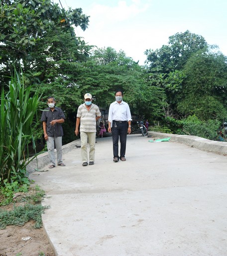 Người dân góp công, góp sức hoàn thành tuyến đường tại ấp Thái An (xã Thanh Bình- Vũng Liêm).