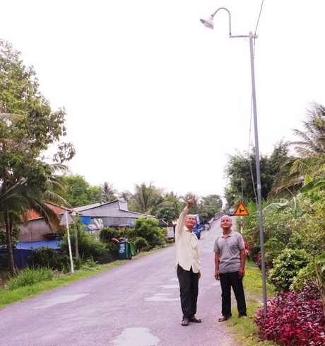 Chi bộ ấp Trà Sơn (xã Hựu Thành) quan tâm vận động làm đường, đèn đường góp phần nâng cao chất lượng đời sống cho người dân.