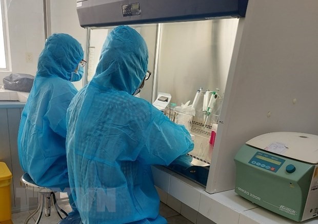 Nhân viên y tế chạy thử nghiệm máy xét nghiệm COVID-19 tại cơ sở xét nghiệm mới. (Ảnh: Đức Hạnh/TTXVN)