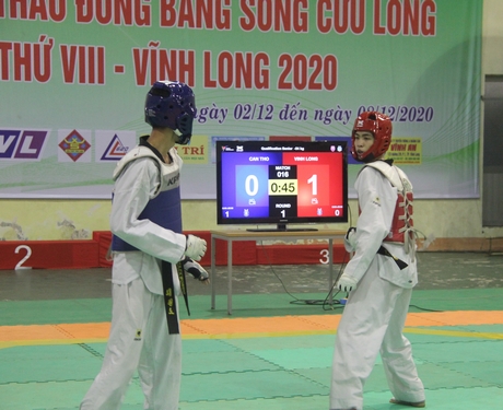 VĐV taekwondo Vĩnh Long (bên phải) thi đấu tốt trước VĐV Cần Thơ tại ĐH Thể thao ĐBSCL. Ảnh minh họa