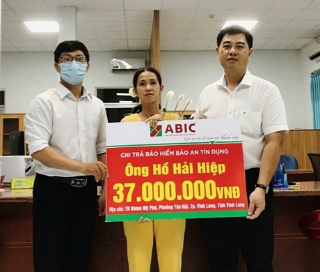 Đại diện Agribank Phòng giao dịch Mỹ Thuận và ABIC Cần Thơ- Phòng Kinh doanh khu vực Vĩnh Long trao biểu trưng cho gia đình khách hàng.