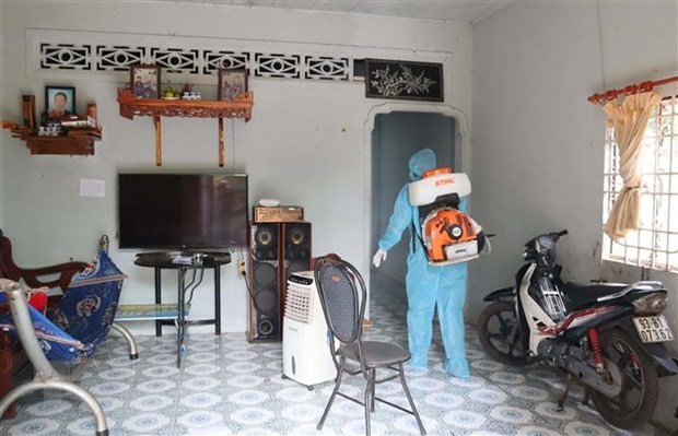 Nhân viên y tế thành phố Đồng Xoài phun khử khuẩn nơi ở của một trường hợp F1. (Ảnh: Đậu Tất Thành/TTXVN)