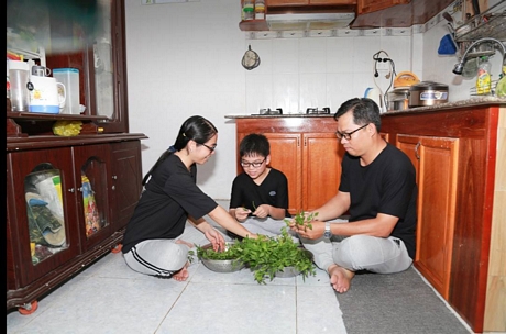 Bé Việt được mẹ Huỳnh Nhị hướng dẫn cách nấu ăn, làm việc nhà, tạo thói quen đọc sách.