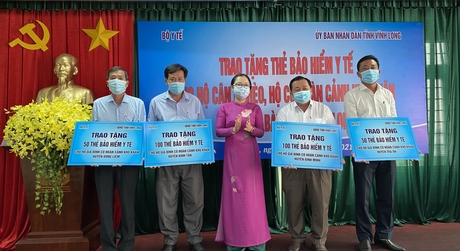 Phó Chủ tịch UBND tỉnh- Nguyễn Thị Quyên Thanh đại diện trao thẻ BHYT cho huyện Trà Ôn, Vũng Liêm, Bình Tân, TX Bình Minh.