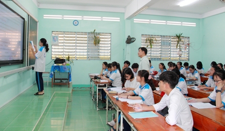 Học sinh lớp 12 Trường THPT Trà Ôn trong giờ ôn tập môn Sinh học.