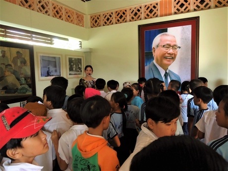 Bạn trẻ thường đến Khu lưu niệm Thủ tướng Võ Văn Kiệt để tìm hiểu thân thế, sự nghiệp của ông và tổ chức các hoạt động vui chơi. Ảnh chụp trước khi xảy ra dịch COVID- 19