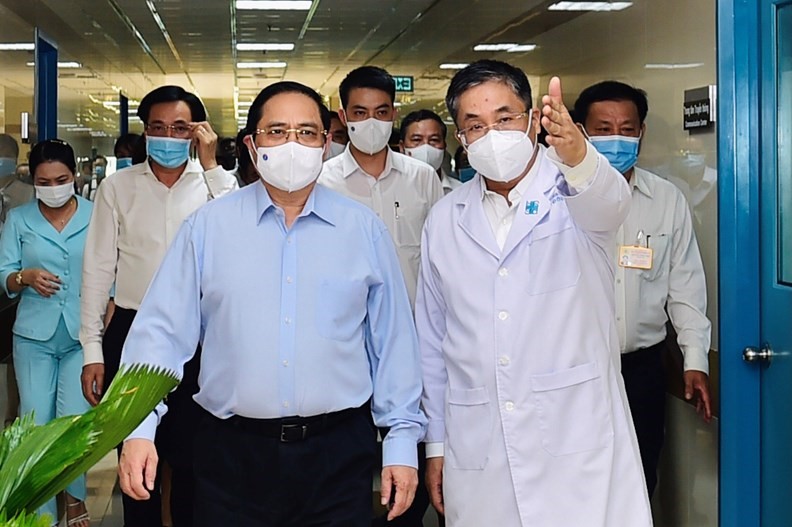 Tới thăm Bệnh viện Đại học Y Dược TPHCM, Thủ tướng Phạm Minh Chính bày tỏ cảm ơn lực lượng y tế cả nước đã hết sức trách nhiệm, thể hiện cao độ lòng yêu nước, tinh thần hết lòng cứu chữa người bệnh. Ảnh: VGP/Nhật Bắc
