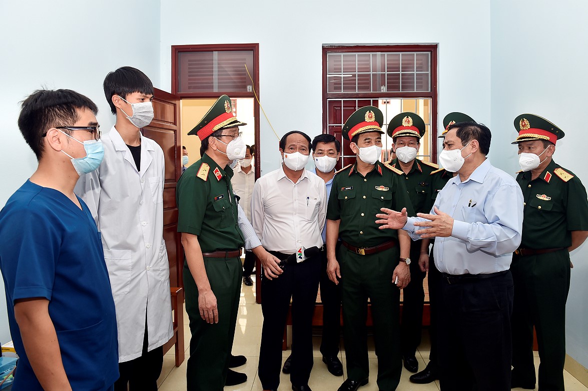 Thủ tướng Phạm Minh Chính động viên đội ngũ nhân viên y tế Trung tâm nhiệt đới Việt - Nga đang chống dịch tại Bắc Giang. Ảnh VGP/Nhật Bắc
