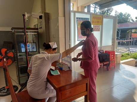Các cơ sở khám bệnh tại Vĩnh Long siết chặt quy trình sàng lọc, phân luồng, cách ly, kiểm soát nhiễm khuẩn, phòng ngừa lây nhiễm chéo dịch bệnh trong bệnh viện.