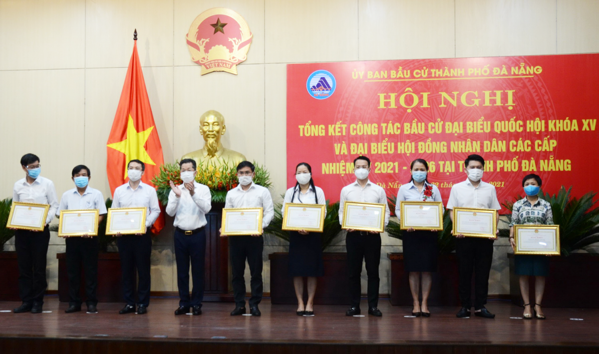 Khen thưởng tập thể, cá nhân có thành tích trong công tác tổ chức, phục vụ bầu cử tại Đà Nẵng.
