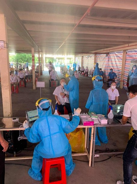 Các cán bộ, sinh viên Trường ĐH Y dược Cần Thơ đến KCN Hòa Phú (huyện Long Hồ) hỗ trợ lấy mẫu xét nghiệm test nhanh cho công nhân.