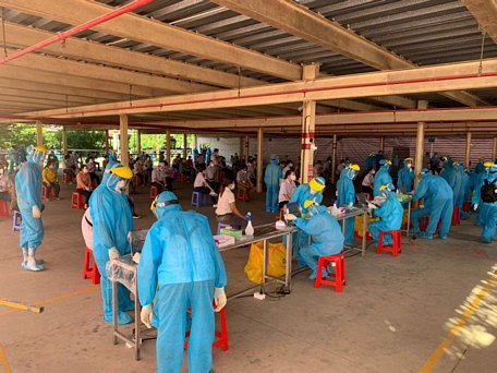 Các cán bộ, SV Trường ĐH Y dược Cần Thơ đến KCN Hòa Phú hỗ trợ lấy mẫu test nhanh cho công nhân.
