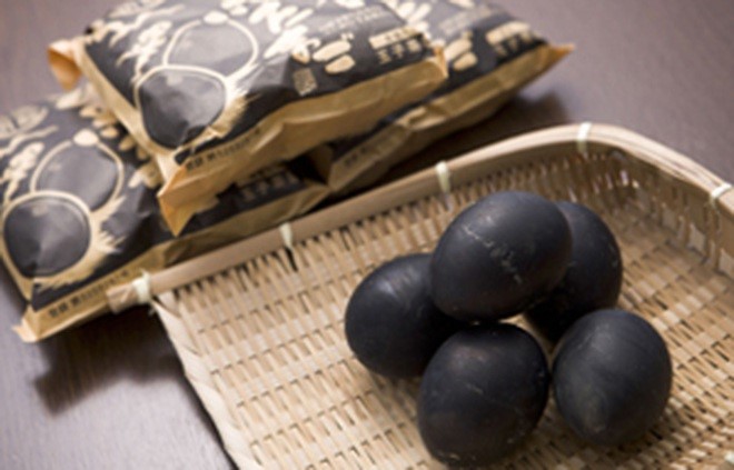 Đặc sản trứng trường thọ ở Nhật Bản có màu đen sì, được làm chín bằng suối nước nóng (Ảnh: Hoshinoresorts-magazine).