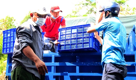 Anh Bình (trái) và các thành viên trong tổ thiện nguyện chuẩn bị chở nhu yếu phẩm đến hỗ trợ hộ khó khăn và người dân trong khu phong tỏa.