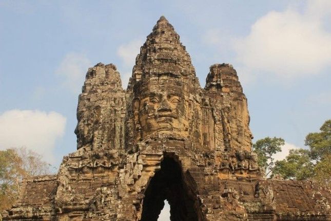 Ban đầu, Angkor Wat được định vị là một địa điểm của Ấn Độ giáo do vua Jayavarman II cho xây dựng để thờ cúng thần Vishnu. Trải qua năm tháng, nơi đây dần dần có sự giao thoa và kết hợp thêm với nhiều công trình Phật giáo. Và đến cuối thế kỷ 12, Angkor Wat đã trở thành một địa điểm linh thiêng cho cả Phật giáo.