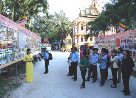 Tham quan triển lãm chuyên đề “Đồng bào Khmer Vĩnh Long bảo tồn bản sắc văn hóa dân tộc và chung sức xây dựng nông thôn mới” tại chùa Kỳ Son (Tam Bình) năm 2016.