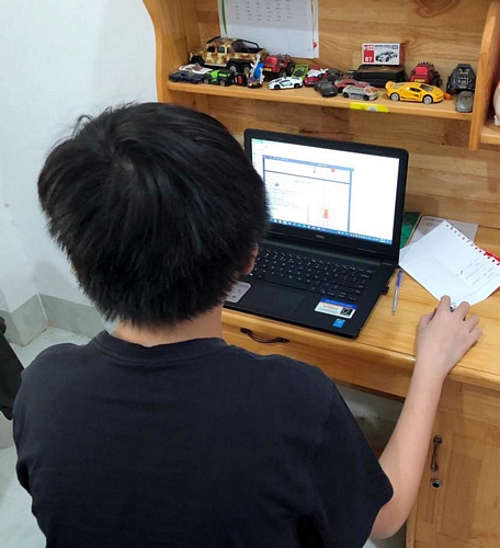 Nhu cầu học online tại nhà tăng cao khiến thị trường laptop hút hàng.