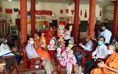   Đoàn lãnh đạo TX Bình Minh thăm, tặng quà chùa Phù Ly 1.